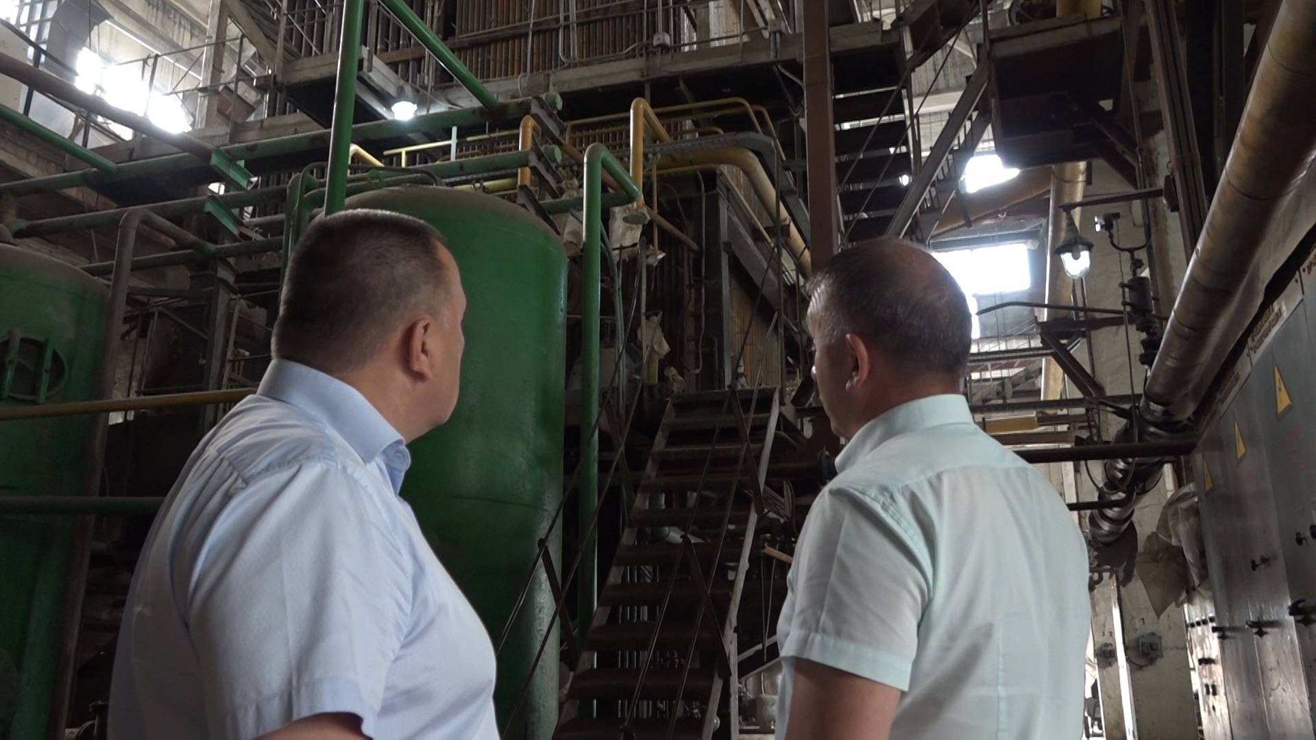 Глава Карпинска лично ведёт контроль за объектами реконструкции смотреть онлайн