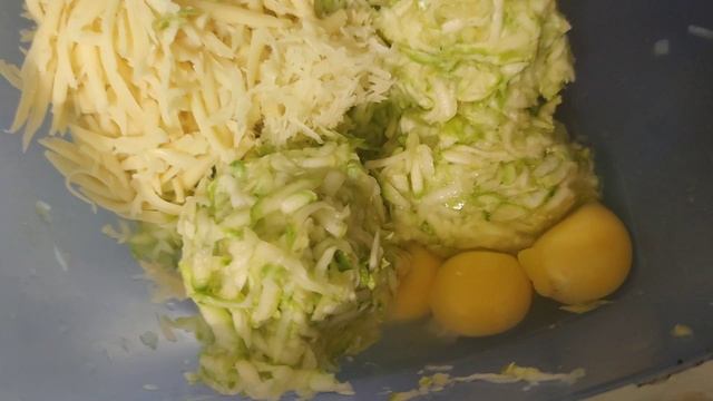 Самые вкусные оладьи из КАБАЧКОВ! С ЧЕСНОКОМ и сыром! смотреть онлайн