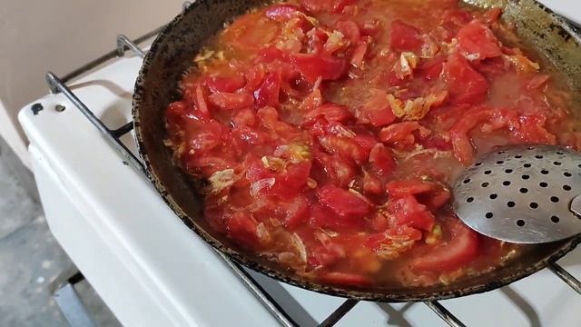 ЖАРЕННЫЕ ПОМИДОРЫ С ЯЙЦАМИ, ПАЛЬЧИКИ ОБЛИЖИТЕ!!! #помидоры #жареныепомидоры #яйца #сковорода #еда смотреть онлайн