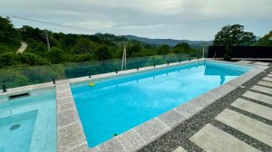 дом в лесу с бассейном и красивыми видами