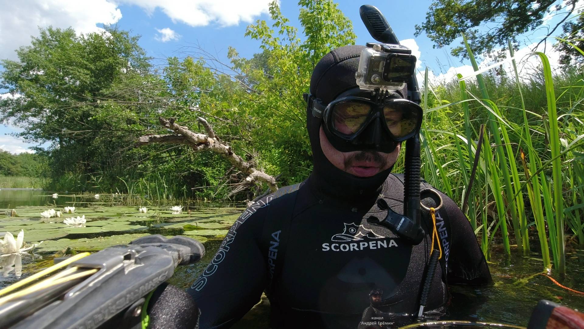 Подводная охота с самодельным арбалетом в зарослях на малой реке смотреть онлайн