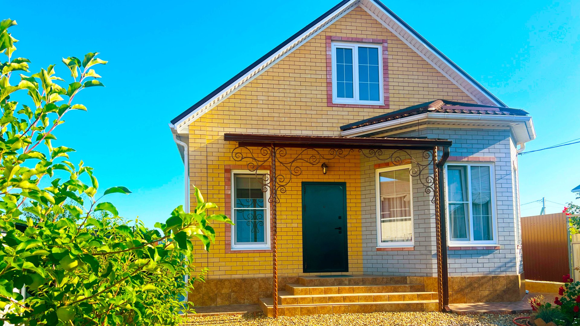 Небольшой уютный меблированный домик с очень ухоженным плодоносящим садом смотреть онлайн