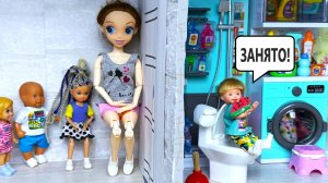 КТО АРБУЗА🍉 МНОГО СЪЕЛ, В ТУАЛЕТ🚽 ТОТ НЕ УСПЕЛ😳 Катя и Макс веселая семейка! Куклы Барби