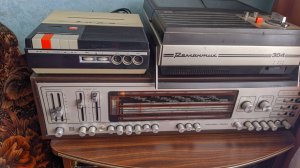 Коллекция магнитофонов и радиоприемников.