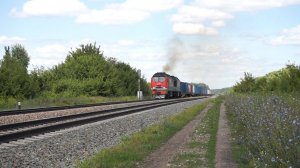 Тепловоз 2ТЭ25КМ-0419 в конце затяжного подъёма с контейнерным поездом.