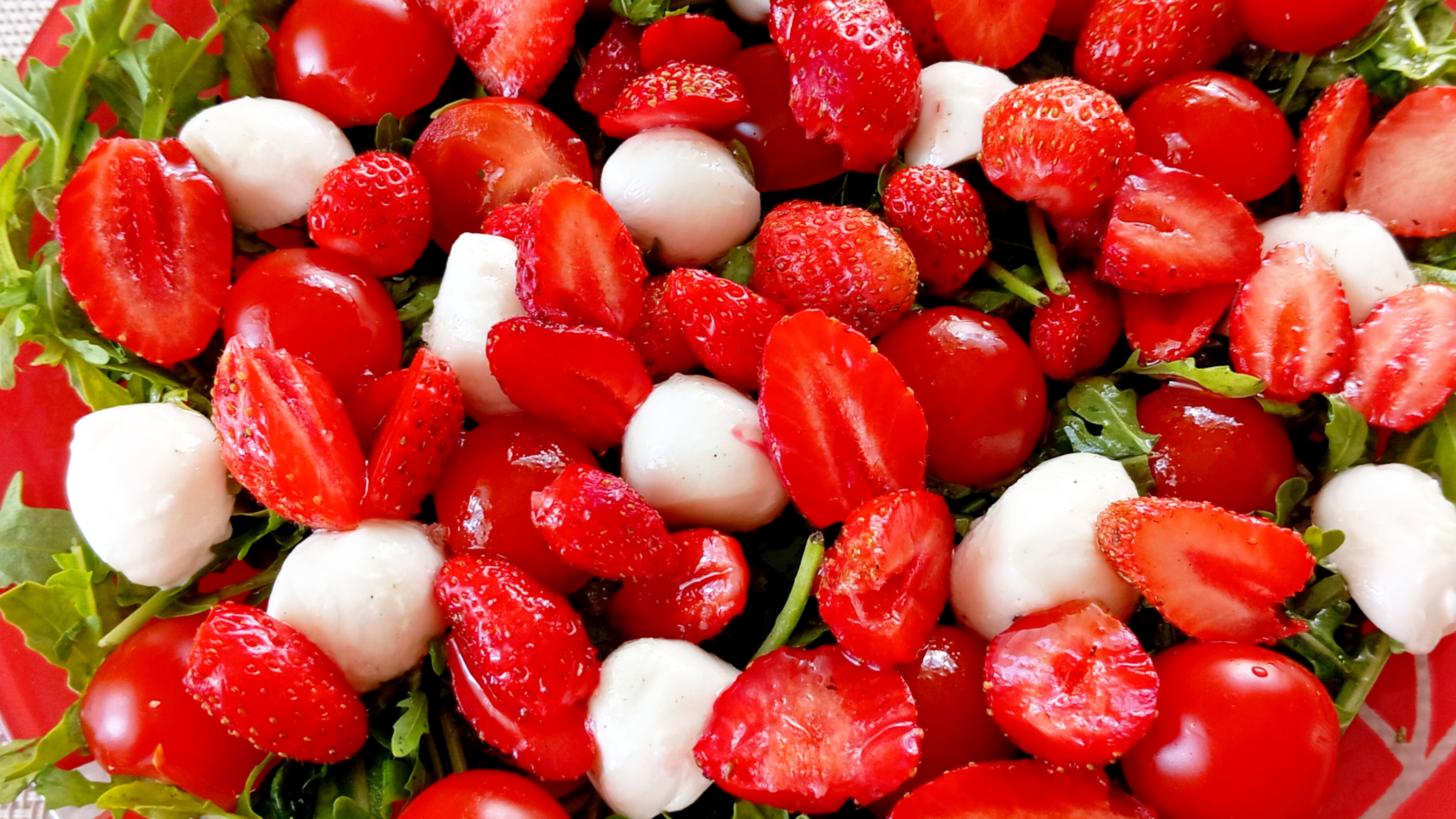 Салат 🥗 "Летний восторг" с рукколой, помидорами 🍅 черри, клубникой 🍓 и сыром 🧀 Моцарелла. смотреть онлайн