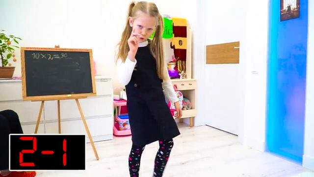 Настя и Марго учится играть в школу - веселая история