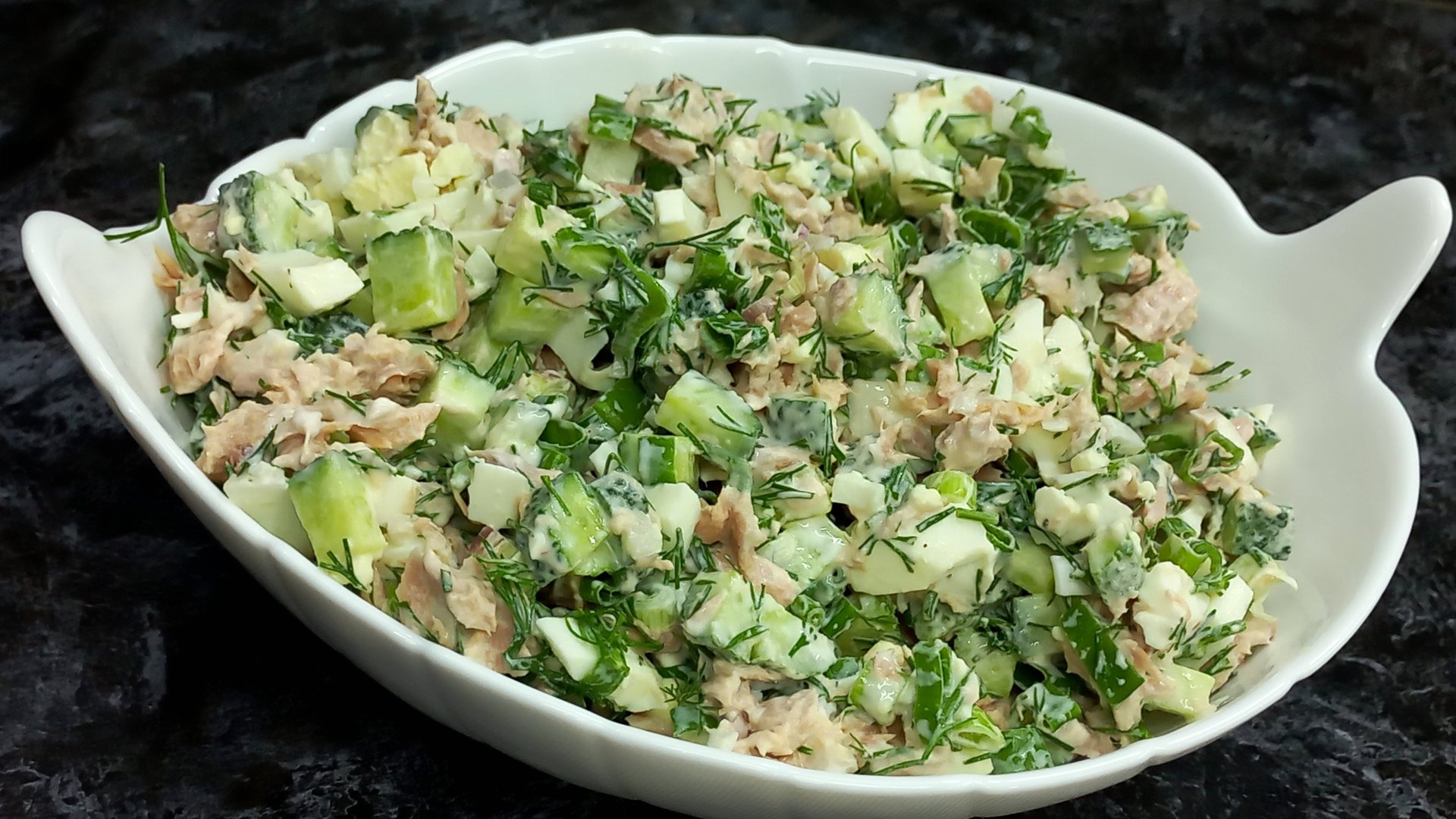 Салат с малосольными огурцами, яйцами и тунцом