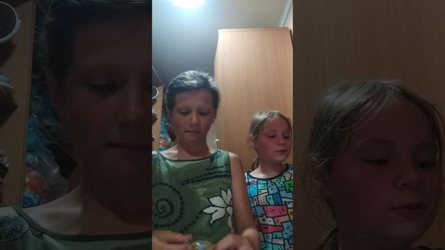 ем конфетки😋 смотреть онлайн