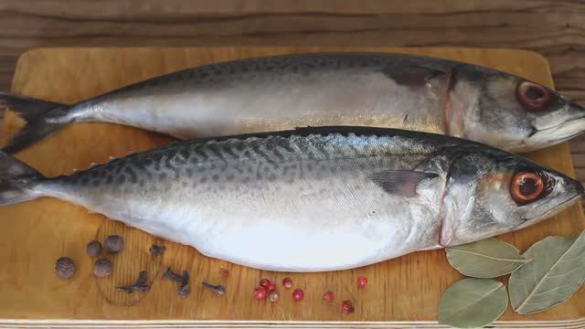 Скумбрия в пряном маринаде. Как вкусно посолить рыбу. Рецепт маринада. смотреть онлайн