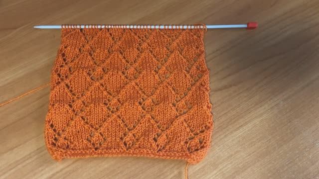 Парад ромбиков продолжается! Узор вяжем спицами смотреть онлайн