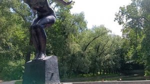 Москва река,Нескучный сад. Красивый фонтан украшает набережную