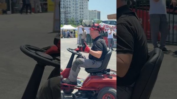 ELITECH MA 4876 — аккумуляторная газонокосилка с сиденьем.