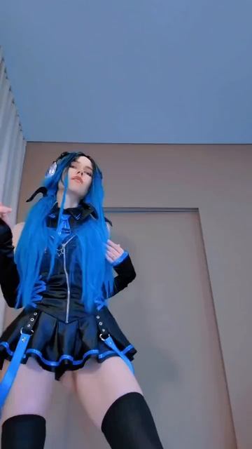 Девушка с синими волосами танцует смотреть онлайн