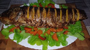 Сазан с овощами, запечённый в духовке.