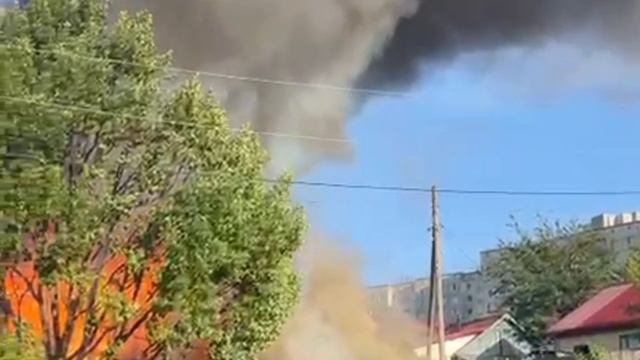 Пожар на ул. Халманова в Барнауле смотреть онлайн