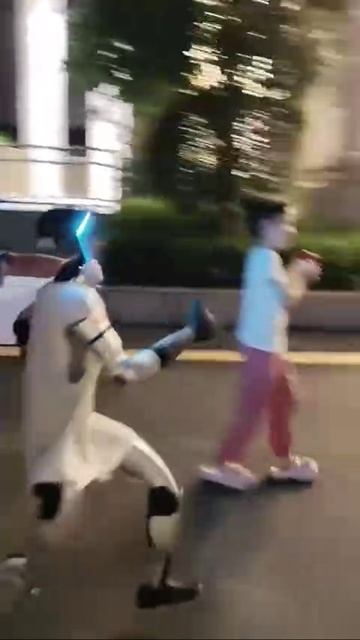 Роботы в некоторых дворах, уже неотъемлемая часть детского игрового процесса... смотреть онлайн