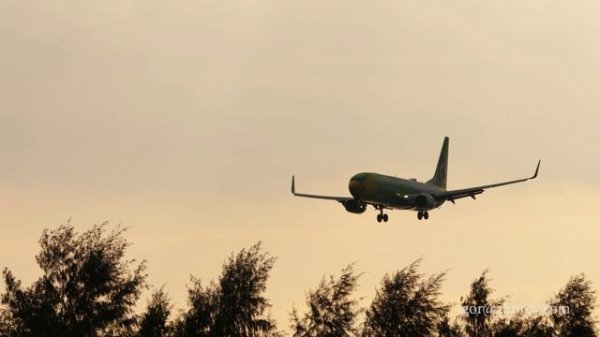 Боинг 737 авиакомпании Nok Air приземляется в аэропорту Пхукет на закате.