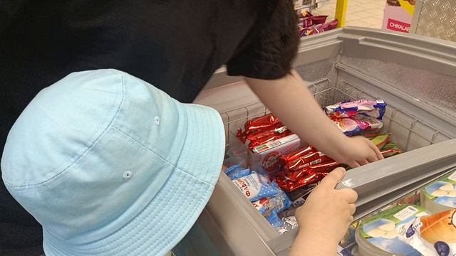 Артём выбрал мороженое 🍨 Теперь на фонтан ⛲ смотреть онлайн