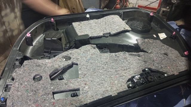 Снятие с обшивки вечно пачкающегомя места ручки для изготовления выкройки из кожи.