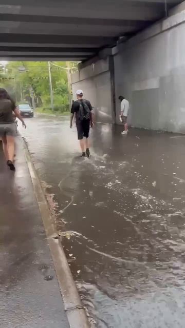 Москва уходит под воду: лютейший ливень с градом затопил Патриаршие пруды и обрушил деревья. смотреть онлайн