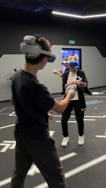 Зомби, особняк и… автоматический гранатомёт. Что может пойти не так? 😏