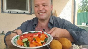 ОБЖОР салат из свежих овощей и котлета по киевски/мукбанг/завтрак/еда на камеру