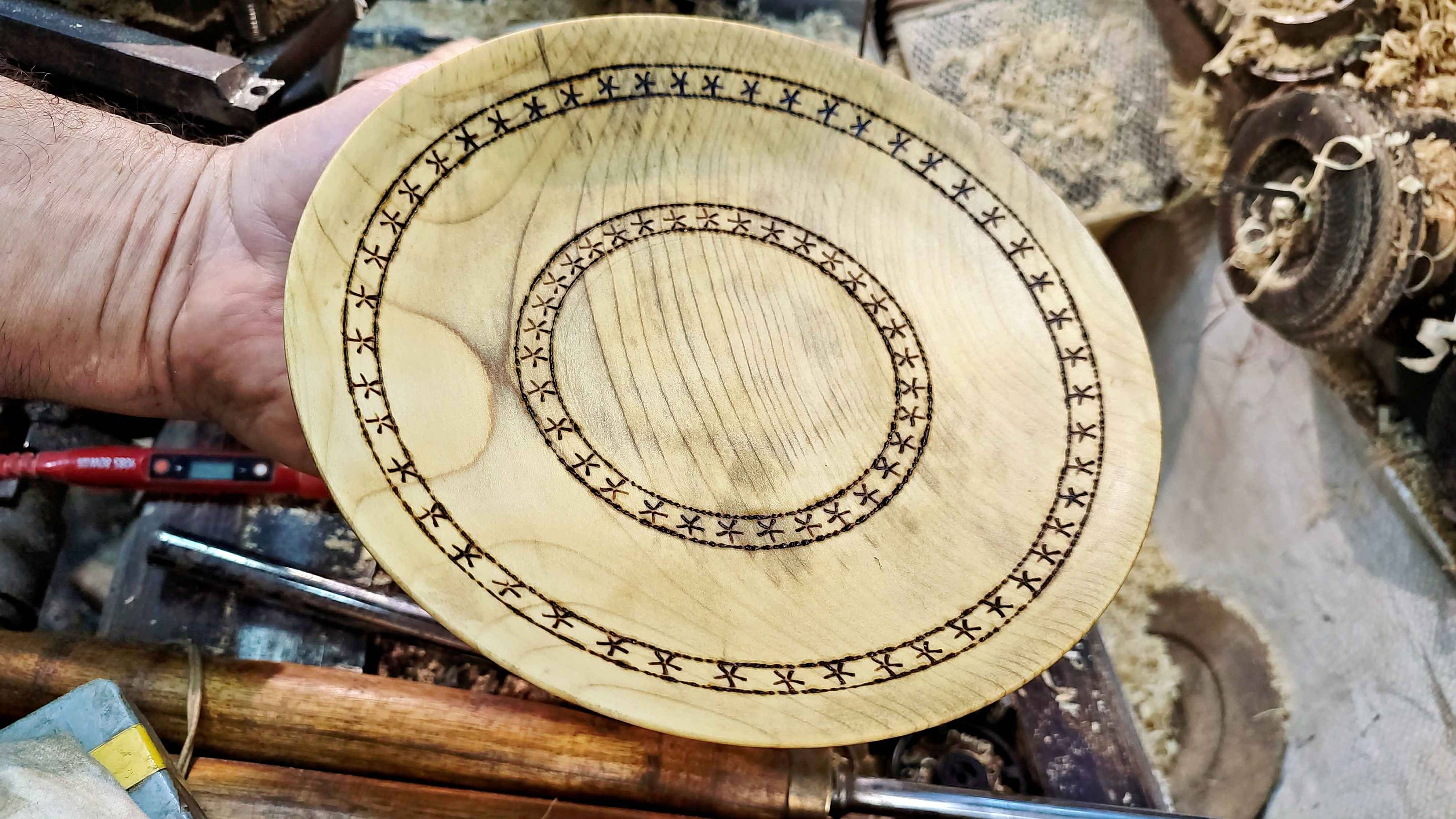 Тарелка из магнолии с орнаментом. смотреть онлайн