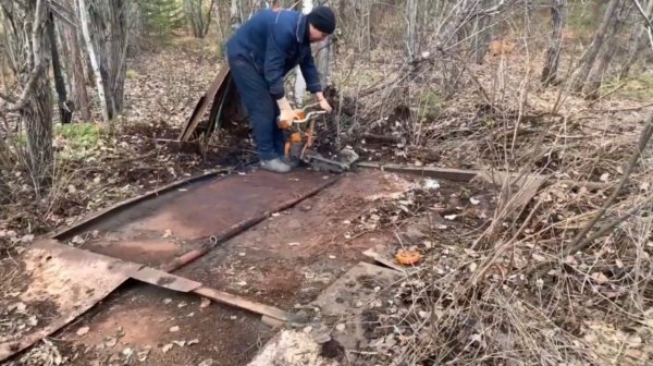 В лесу нашел огромный щит весом тонна. Урал выручает.