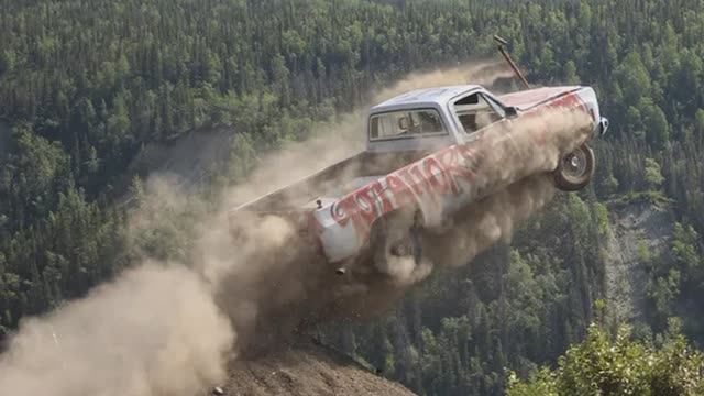 НА ДЕНЬ НЕЗАВИСИМОСТИ на АЛЯСКЕ старые машины сбрасывают со скалы смотреть онлайн