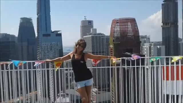 Смотровая площадка Sky Bridge в небоскрёбах The Pinnacle@Duxton. Сингапур. смотреть онлайн