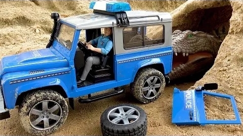 Полицейская машина увидела крокодила в пещере! Найди и собери игрушечную машинку для игры смотреть онлайн