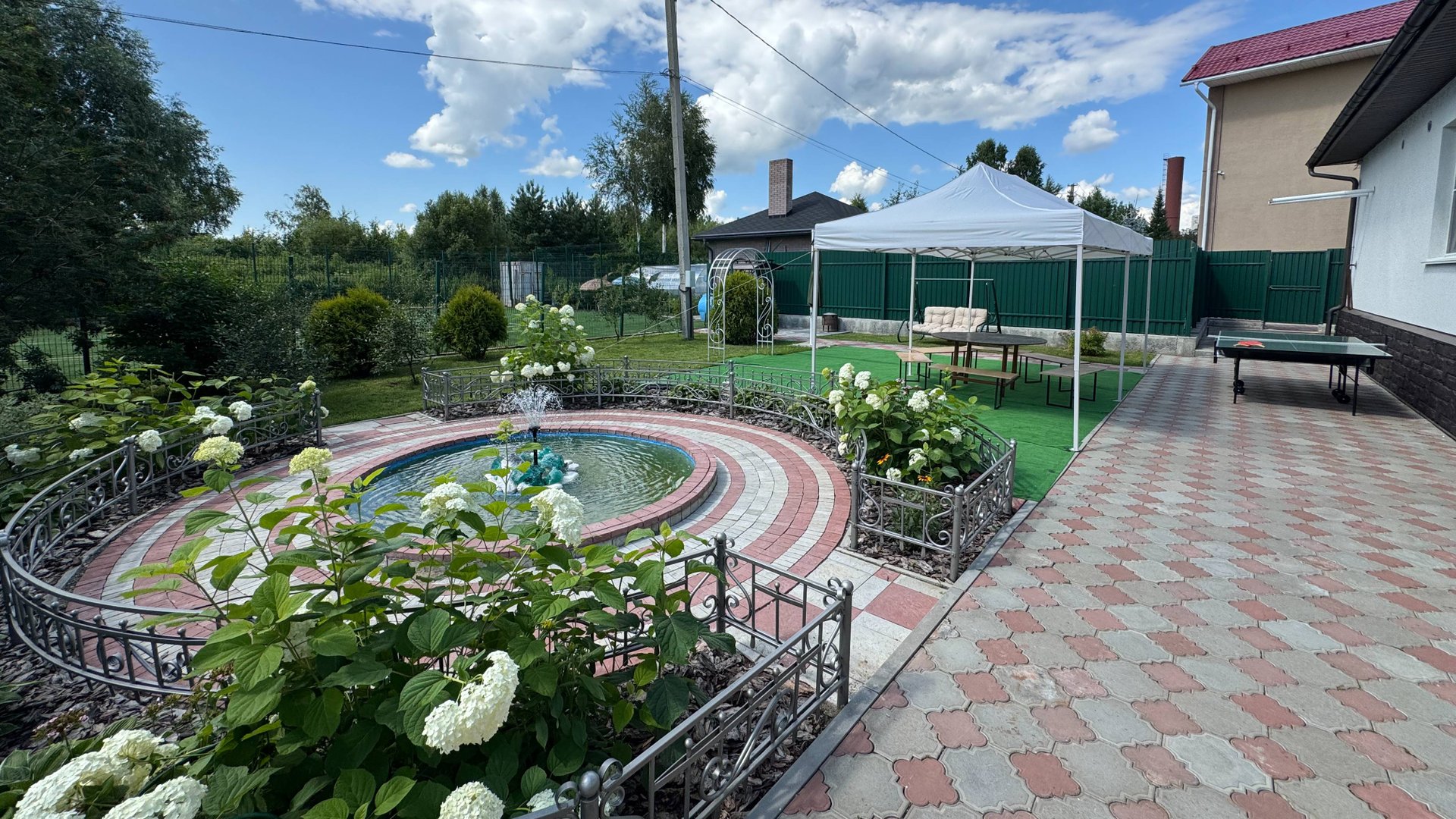 Территория дома 