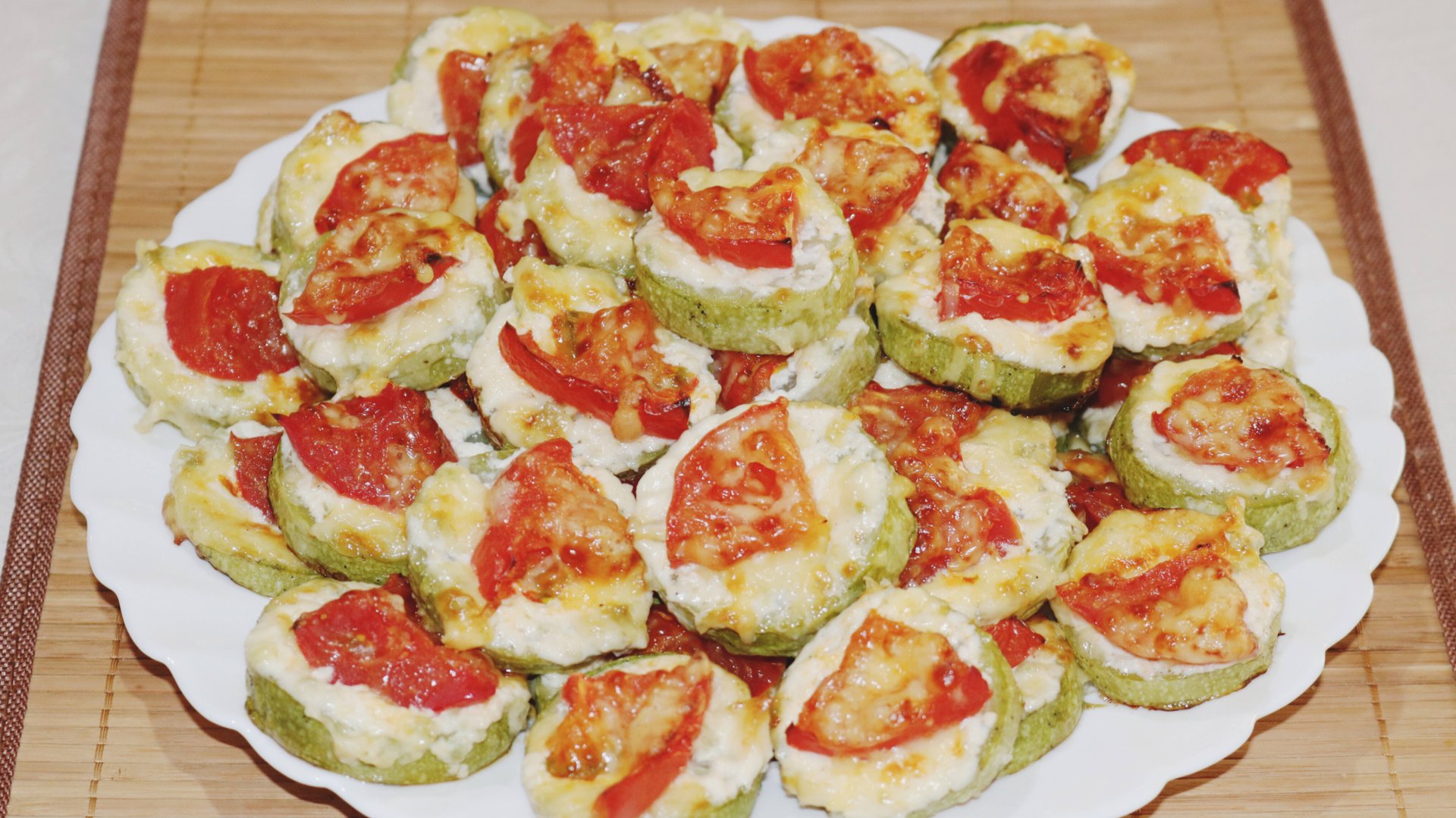 Кабачки запеченные с сыром  и помидорами в духовке