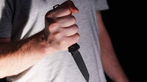 В Петербурге мужчина напал с ножом на охранника магазина