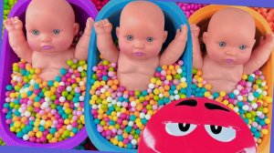 Мультики залипалки для малышей. Смешиваем конфеты M&M's и слайм. Смотреть онлайн для детей