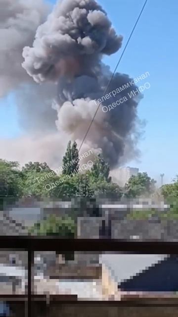 Момент удара по ТЦК в Одессе. смотреть онлайн