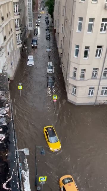 Москва уходит под воду: лютейший ливень с градом затопил Патриаршие пруды и обрушил деревья. смотреть онлайн