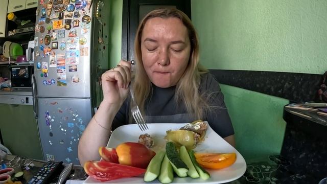 Фаршированные перцы, огурцы помидоры домашние. Домашняя еда. Мукбанг смотреть онлайн