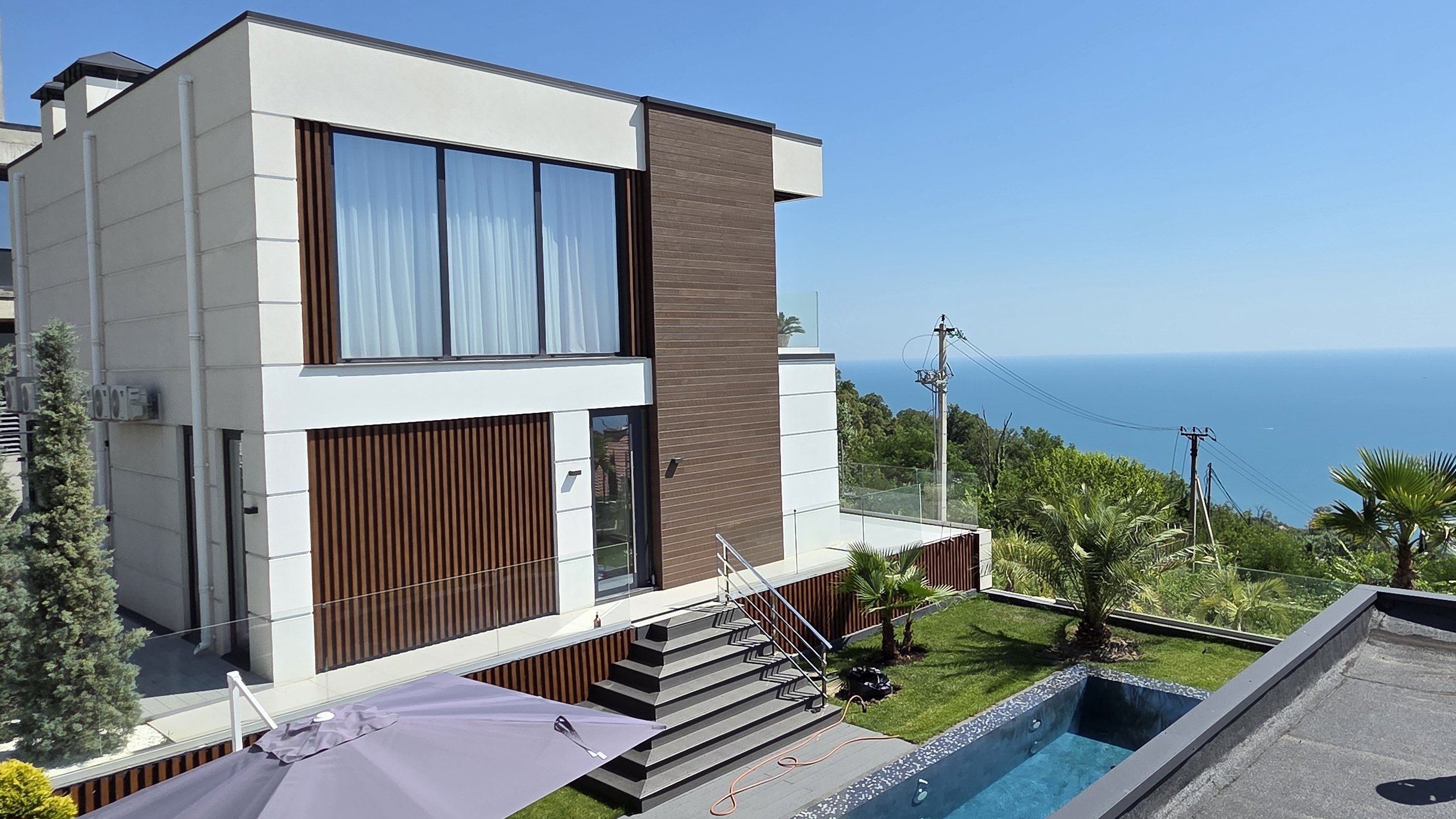 В продаже новый дом с ремонтом , прямой и панорамный вид на море.