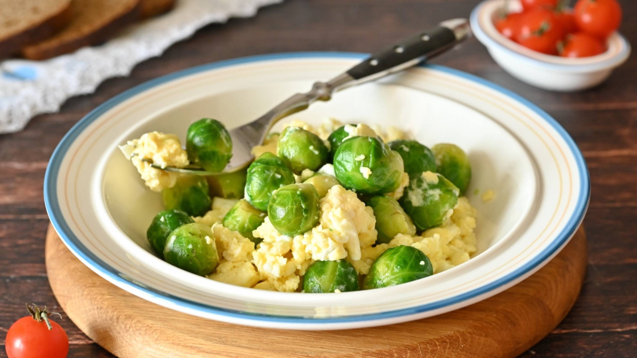 Быстрый и полезный завтрак: брюссельская капуста с яйцом на сковороде 🥚 смотреть онлайн