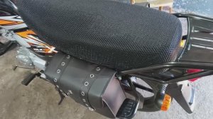 мотоцикл TVS HLX 150X, установка сетки на сиденье.
