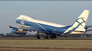 Самолет взлетает в небо