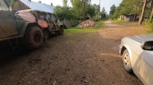 Пакистанцы курят в сторонке. Как местные мастера машины чинят. Подготовка вездехода к экспедиции.