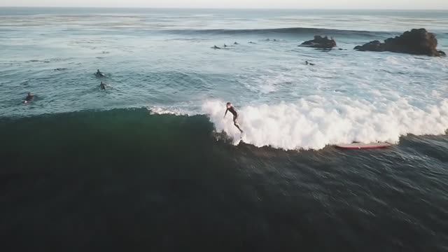 🌊 ПРОФЕССИОНАЛЬНЫЙ СЁРФИНГ | ЗАХВАТЫВАЮЩЕЕ ВИДЕО НА ОКЕАНСКИХ ВОЛНАХ смотреть онлайн