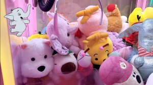 Вернулись на следующий день и снова достали много классных игрушек из автомата Хватайка.