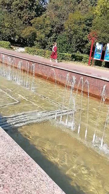 детишки купаются на фонтане,сквере Чапаева смотреть онлайн