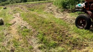 т 28 с мини рулоником т 40 с телегой вывозит сено .Жара работа кипит