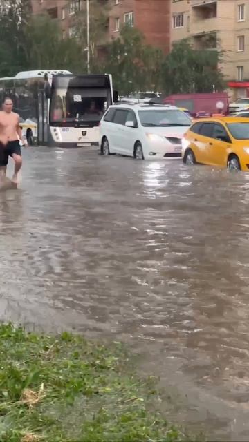 Москва уходит под воду: лютейший ливень с градом затопил Патриаршие пруды и обрушил деревья. смотреть онлайн