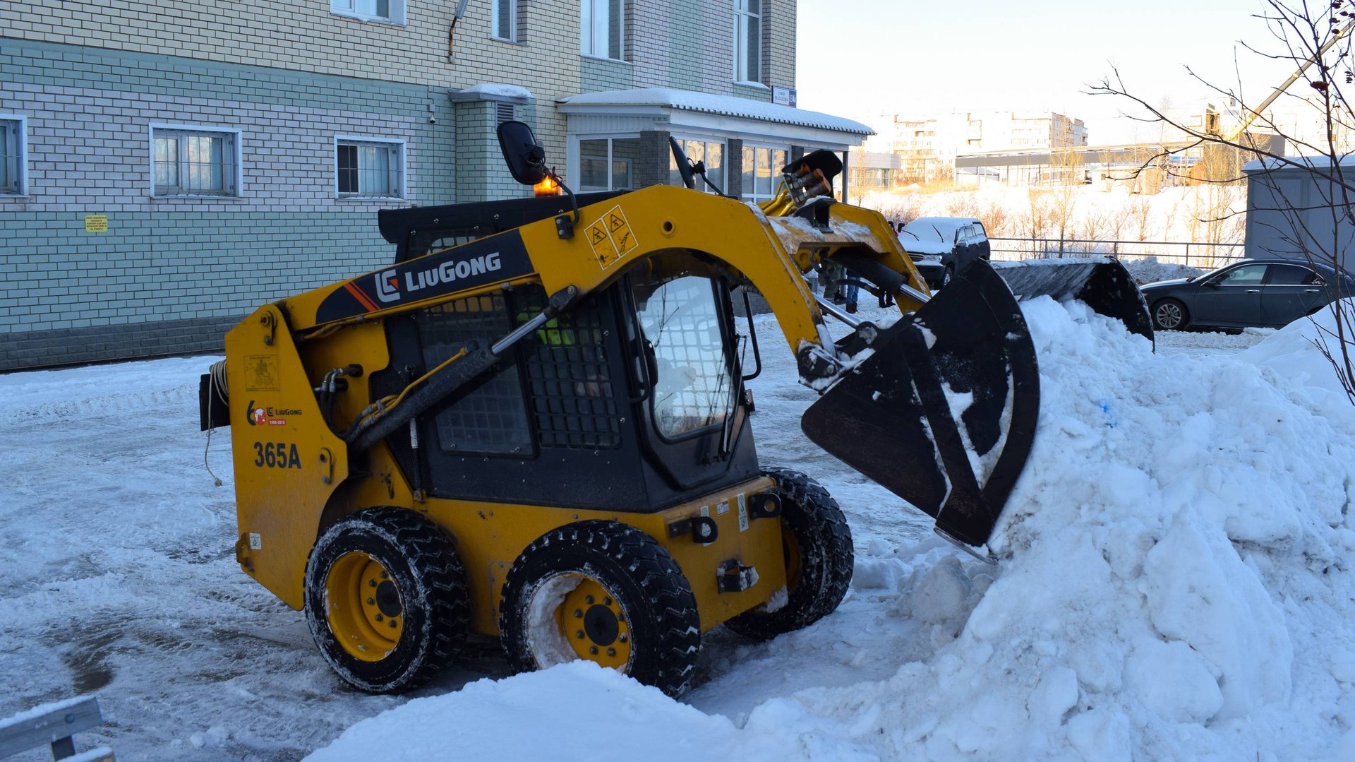 Фронтальный мини-погрузчик LiuGong CLG365A. Работа по уборке снега. смотреть онлайн